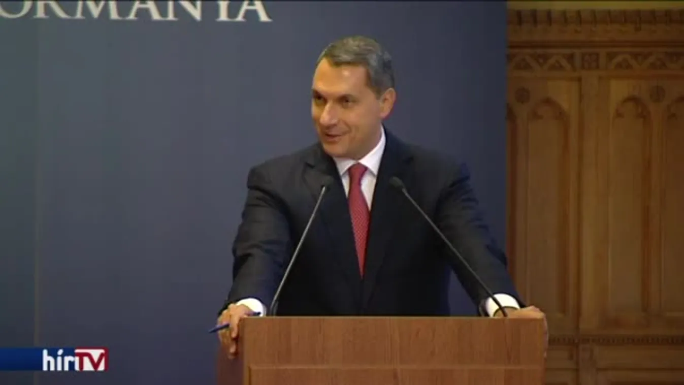 Lázár kibukott, órákat ül egy vasdobozban