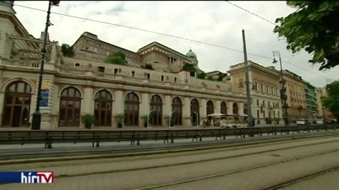 A kormány rátette a kezét egy valódi marsallbotra