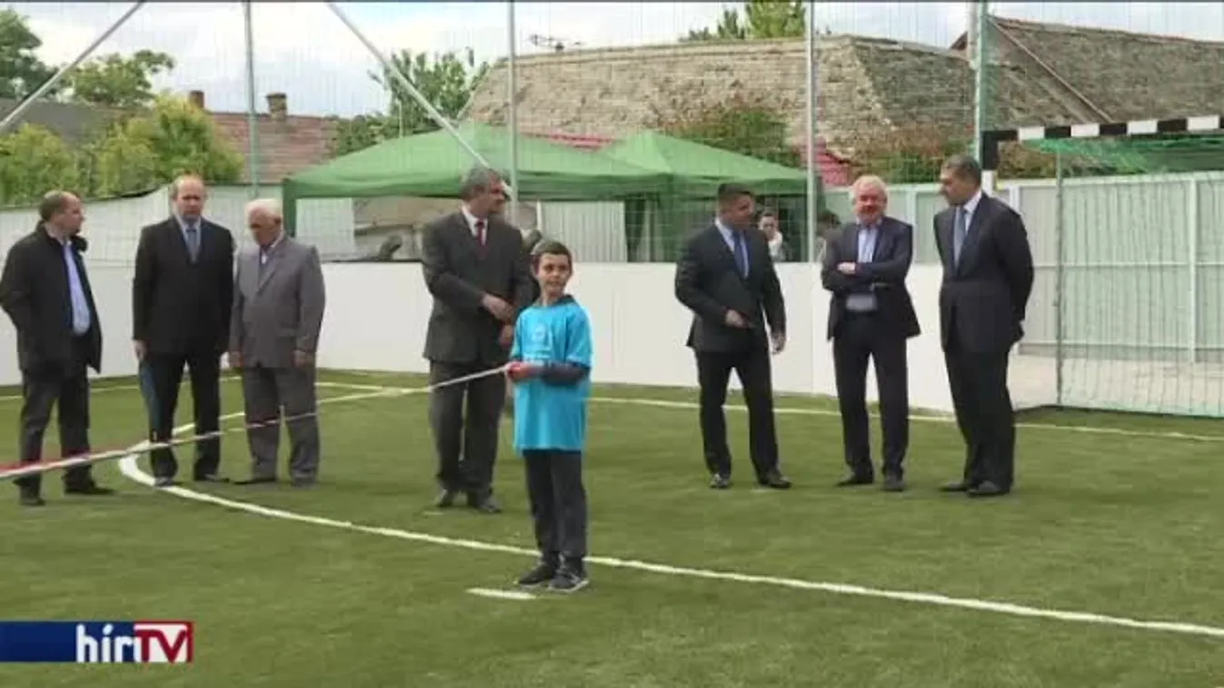 Focipályát adtak át a hátrányos helyzetű településen