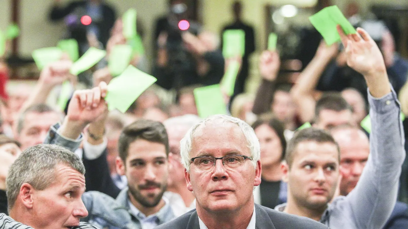 A kilences pályán úszva