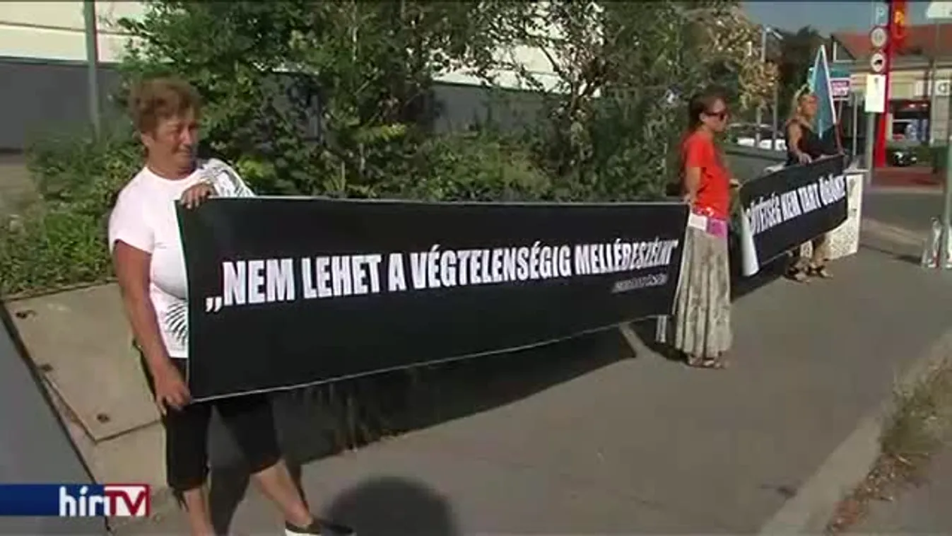 Tüntetők várták Orbánt, aki migránsozott egyet