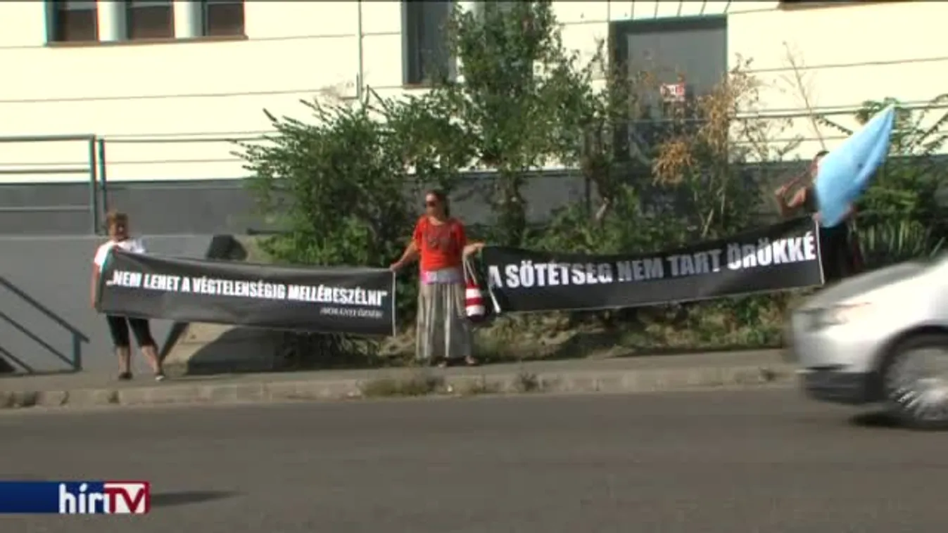 Tüntetők várták Orbánt, aki migránsozott egyet