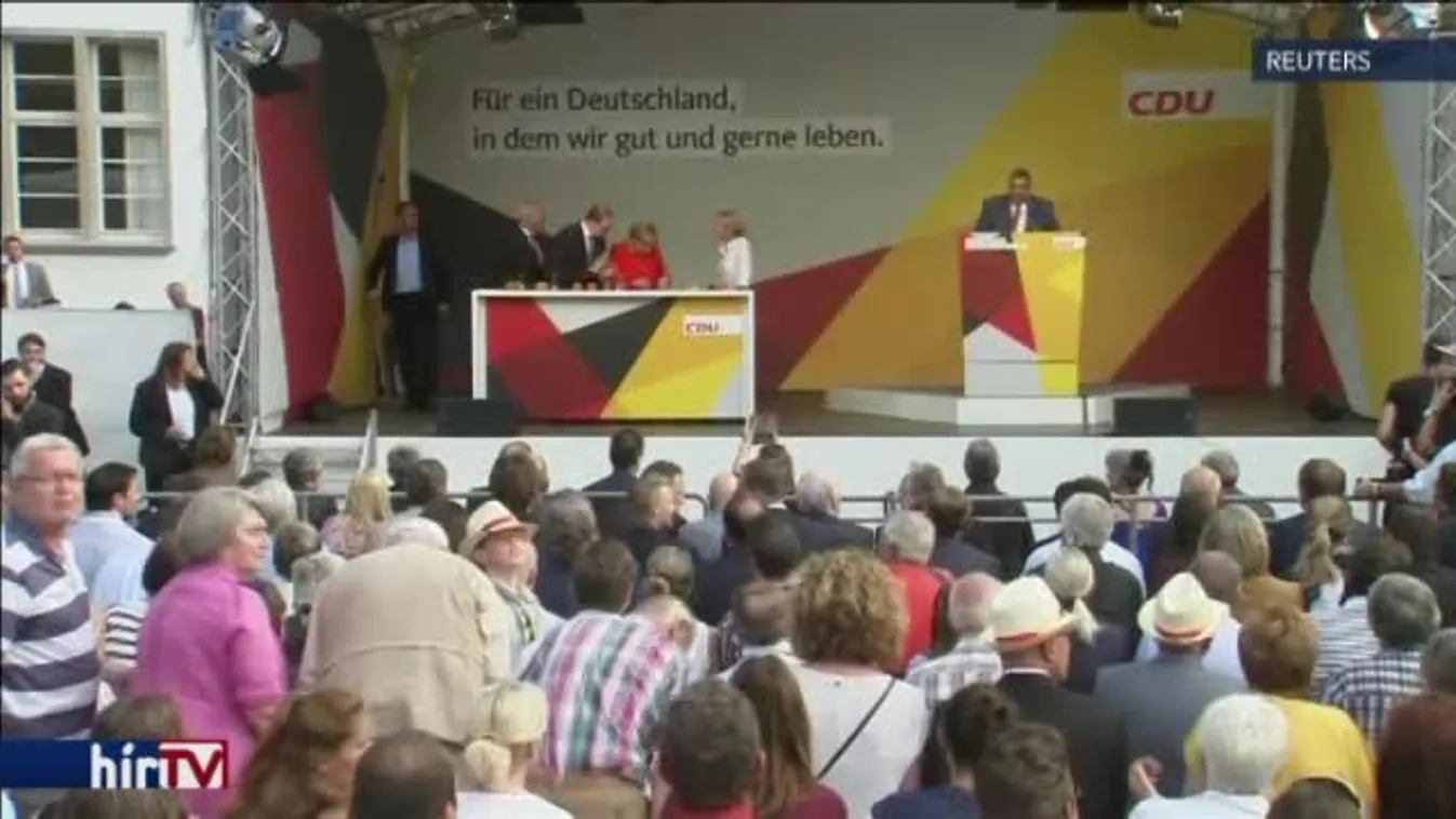 Paradicsommal dobálták meg Merkelt