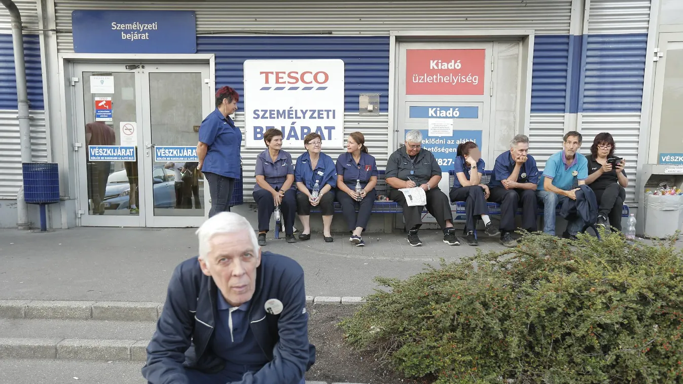 „Kiskőrös elesett” – A diákmunkások viszik a vállukon a Tescót