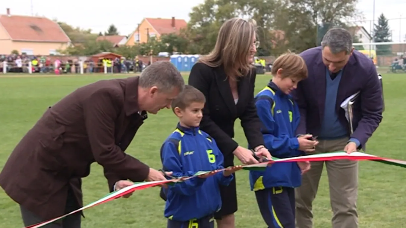 Kubatov és Lázár stadiont avattak