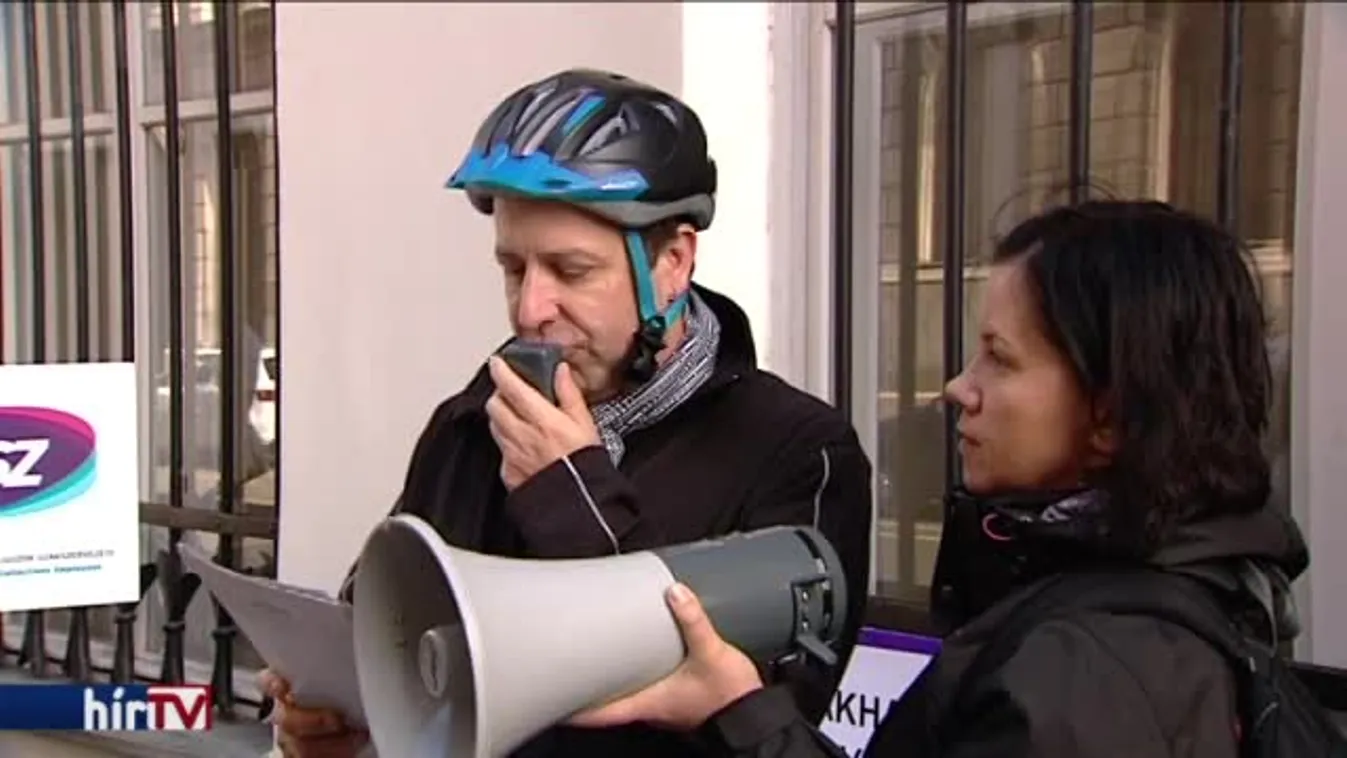 Bicikliversenyre vonták el a szociális ágazat bérpótlékát - tüntettek a dolgozók