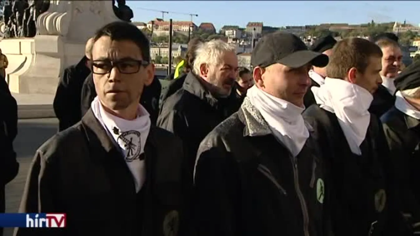 A Parlament előtt tüntettek a kéményseprők és az ellenzék