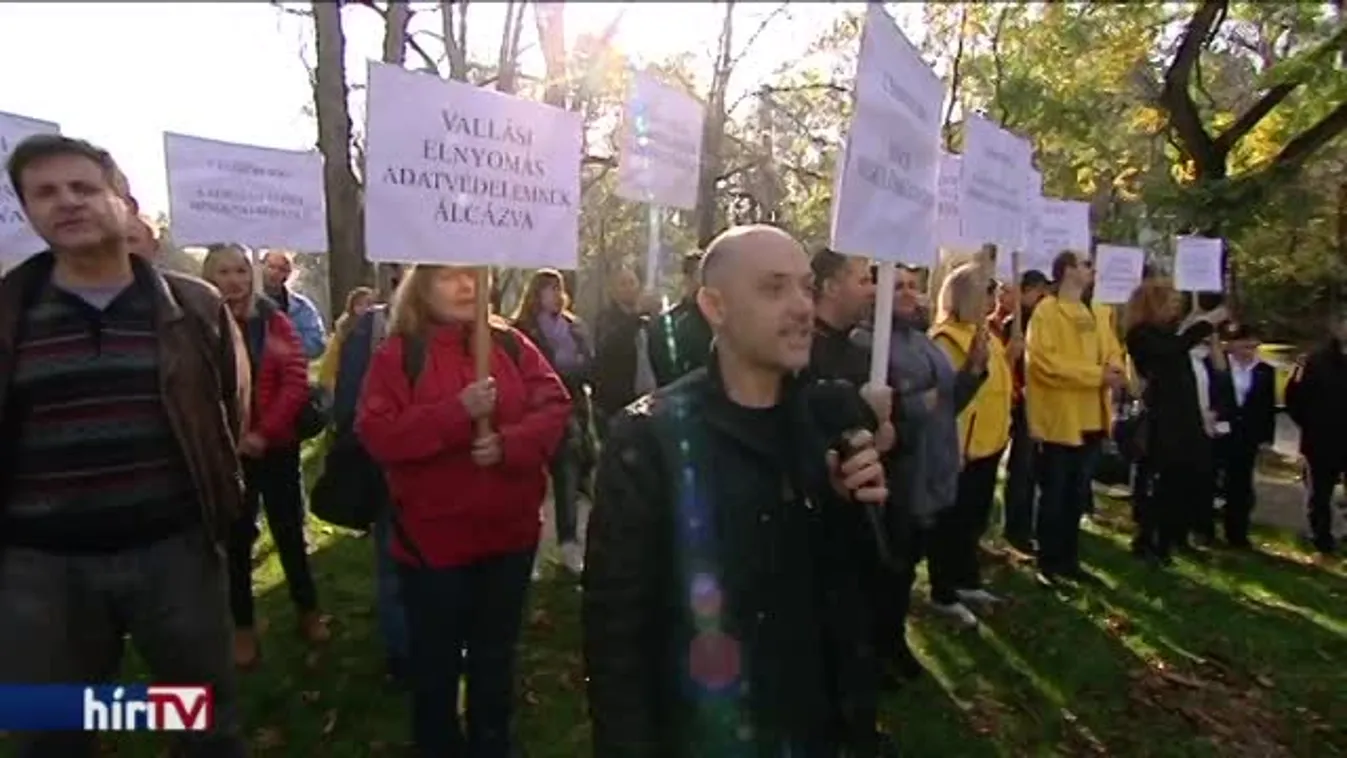 Szcientológusok tüntetnek az adatvédelmi hatóság eljárása és határozata ellen