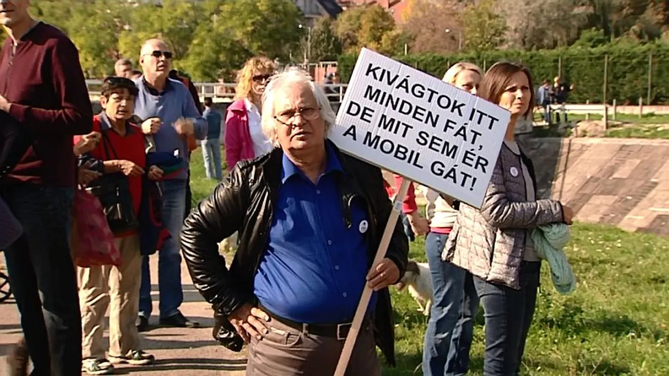 Százak tüntettek a mobil gát ellen