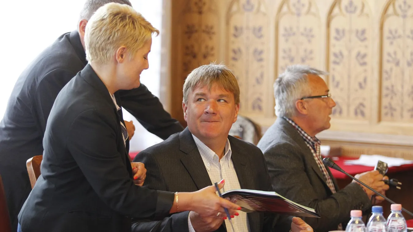 Nagyon nem akarnak beszélni a letelepedési kötvényekről a fideszesek