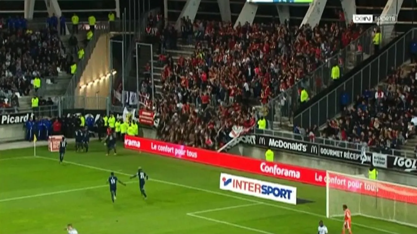 Leszakadt a korlát a szurkolók alatt