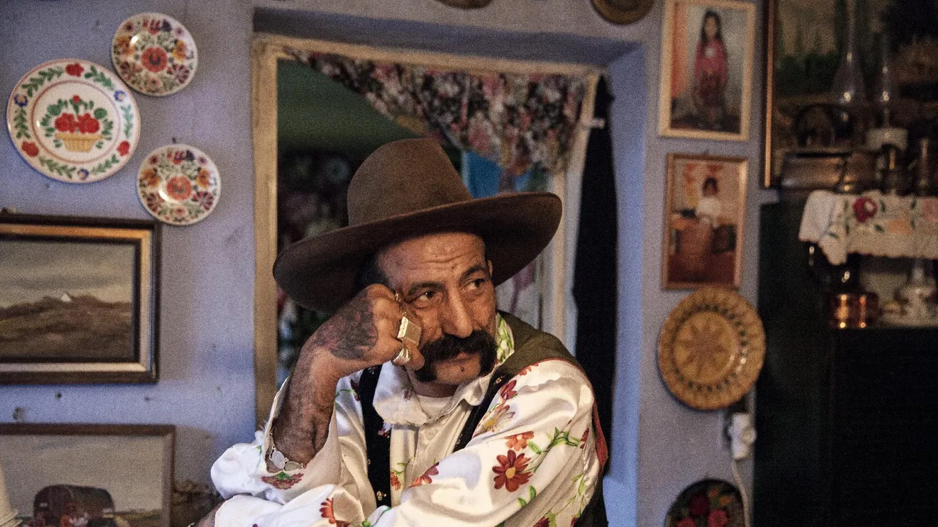 „Köztudott, hogy kártyát vetni csak kendőn lehet”