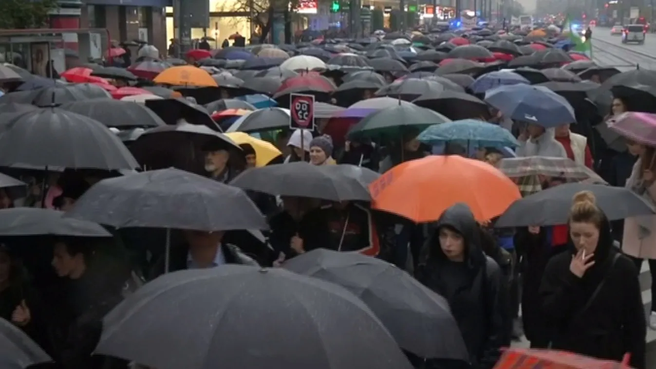 Nők ezrei vonultak utcára az abortusztörvény ellen Varsóban