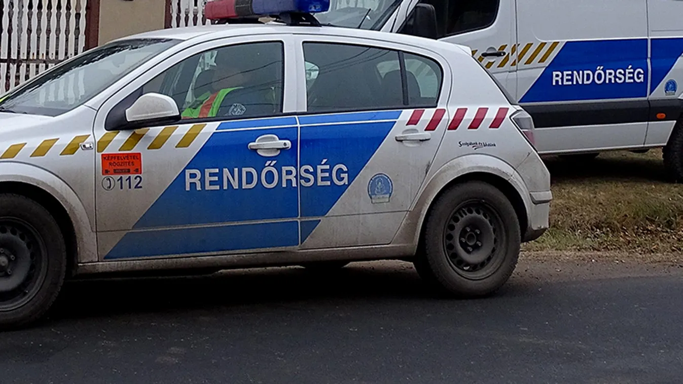 Rendőrök futárkodnak a kormánynak