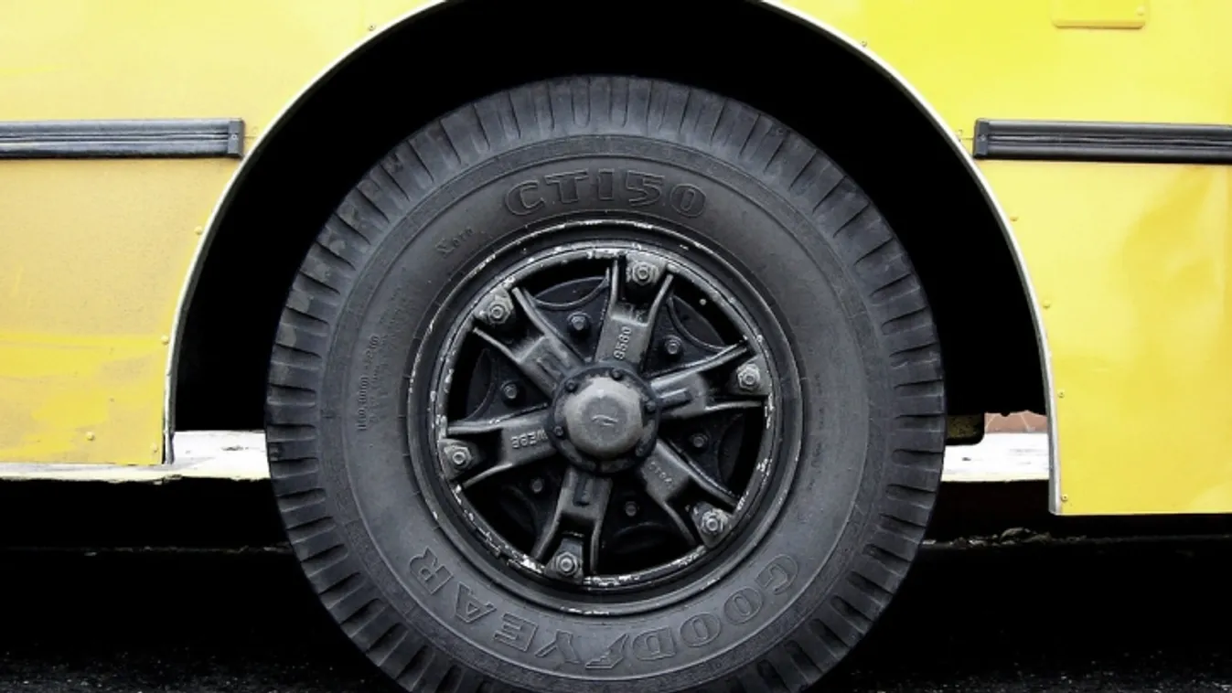 Felborult egy busz Békésben