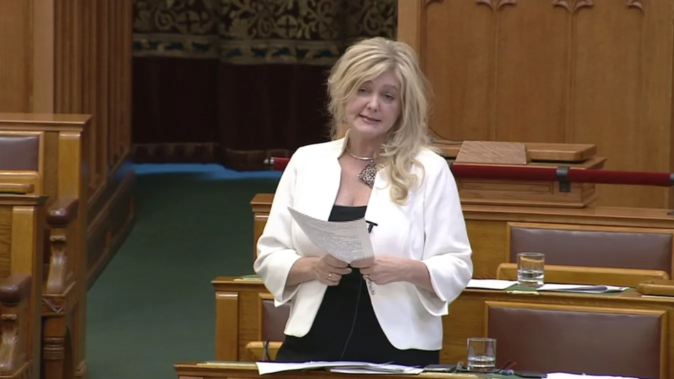 A babakötvényről is a Soros-terv jut eszébe a fideszes Dunai Mónikának