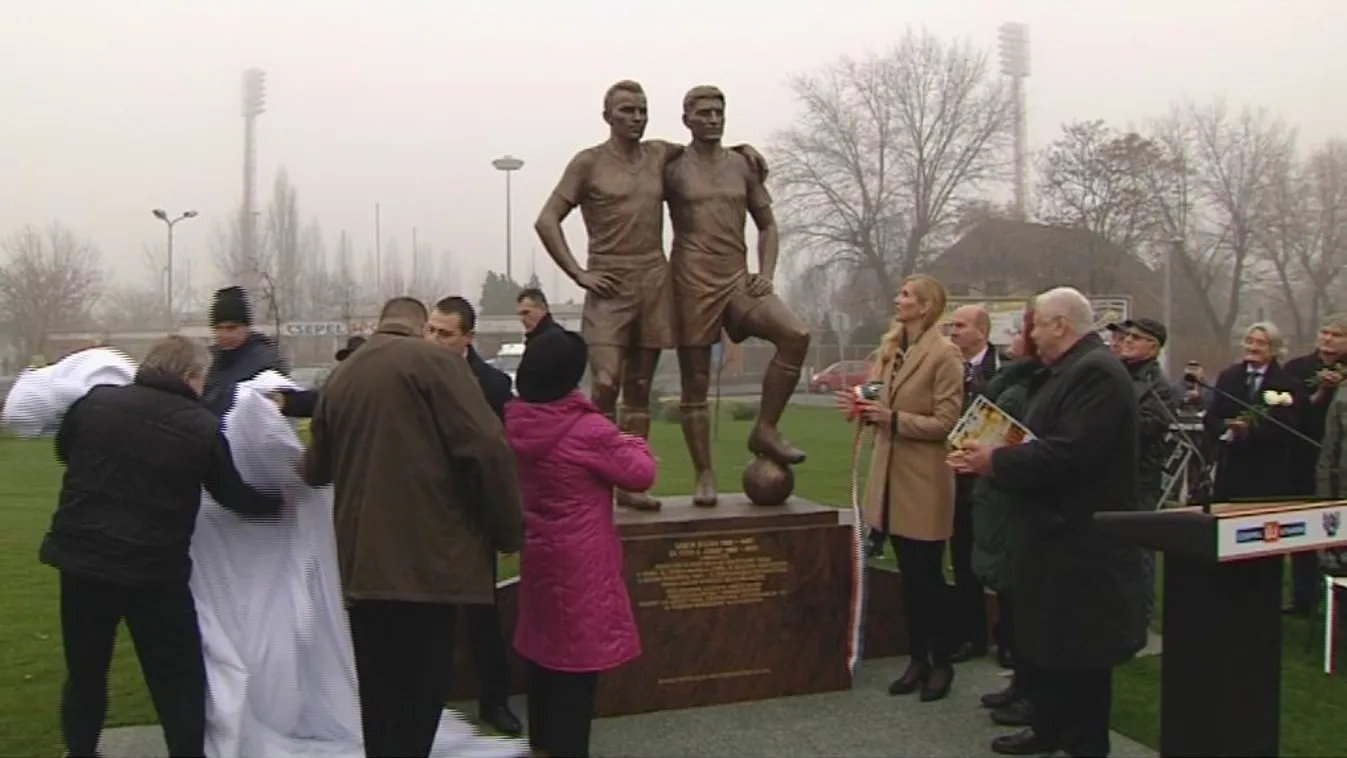Szobrot kaptak a legendás futballisták