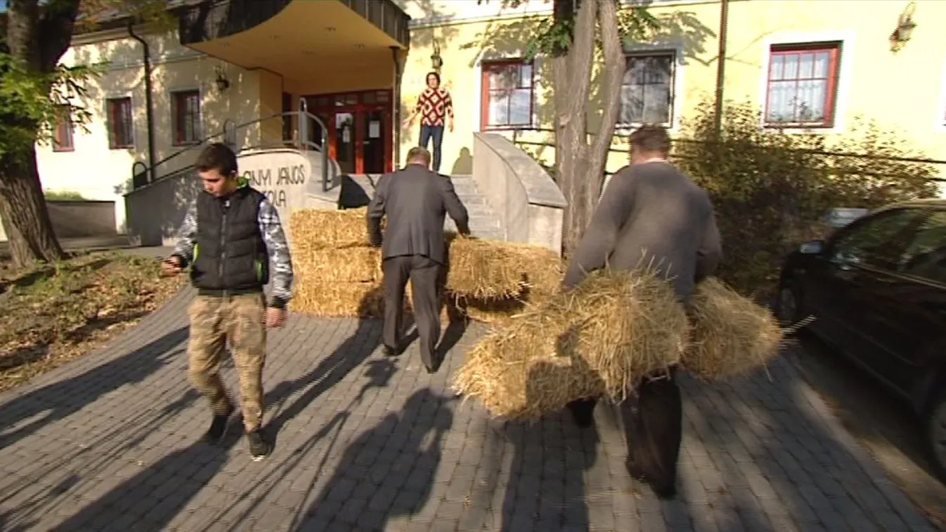 Szalmabálákkal torlaszolta el az agrárkamarát az LMP és az MSZP