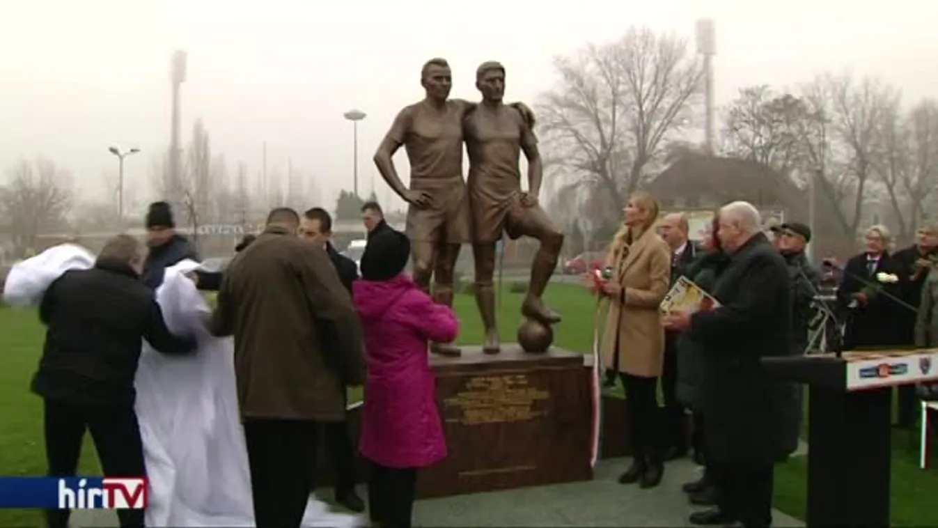 Szobrot kaptak a legendás futballisták