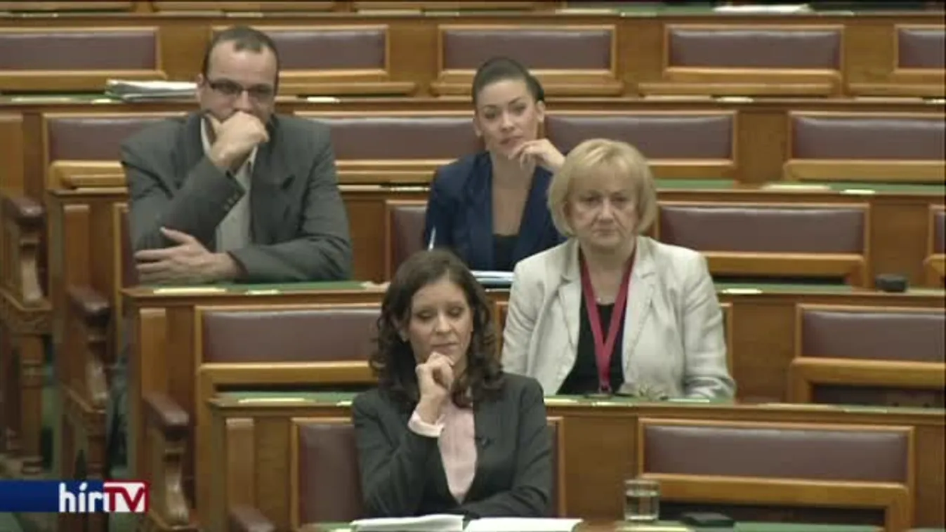 Szocialista bírálatra kormánypárti „elmúltnyolcévezés”