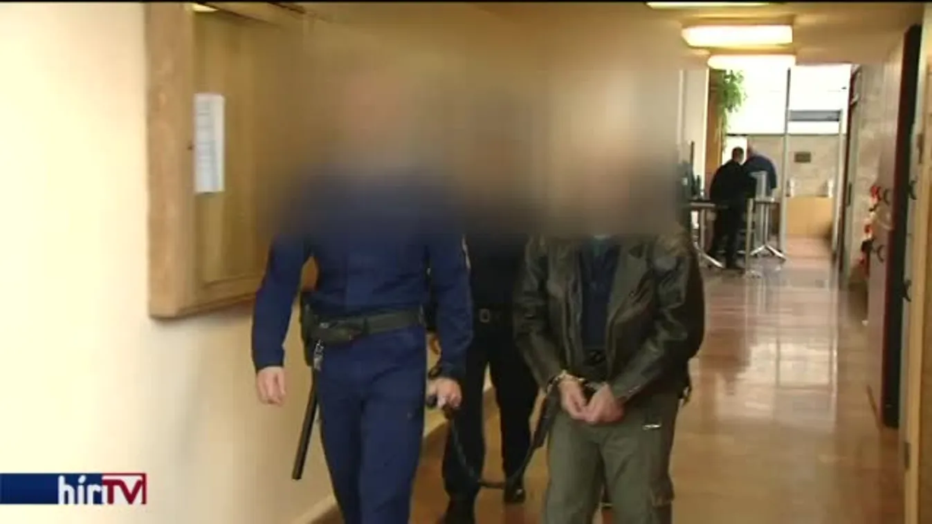 Begyógyszerezte, és hónapokon át erőszakolta a lányát