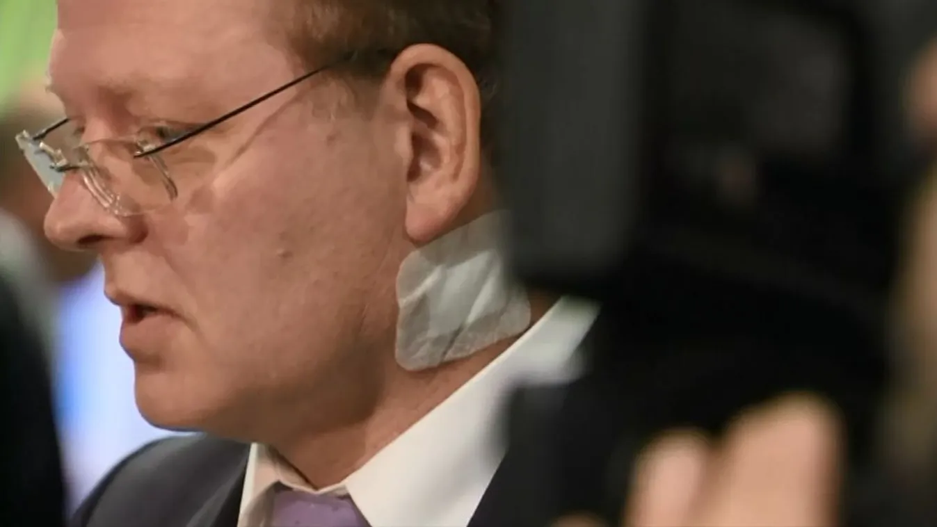 Menekültbarát polgármester nyakához szorítottak kést