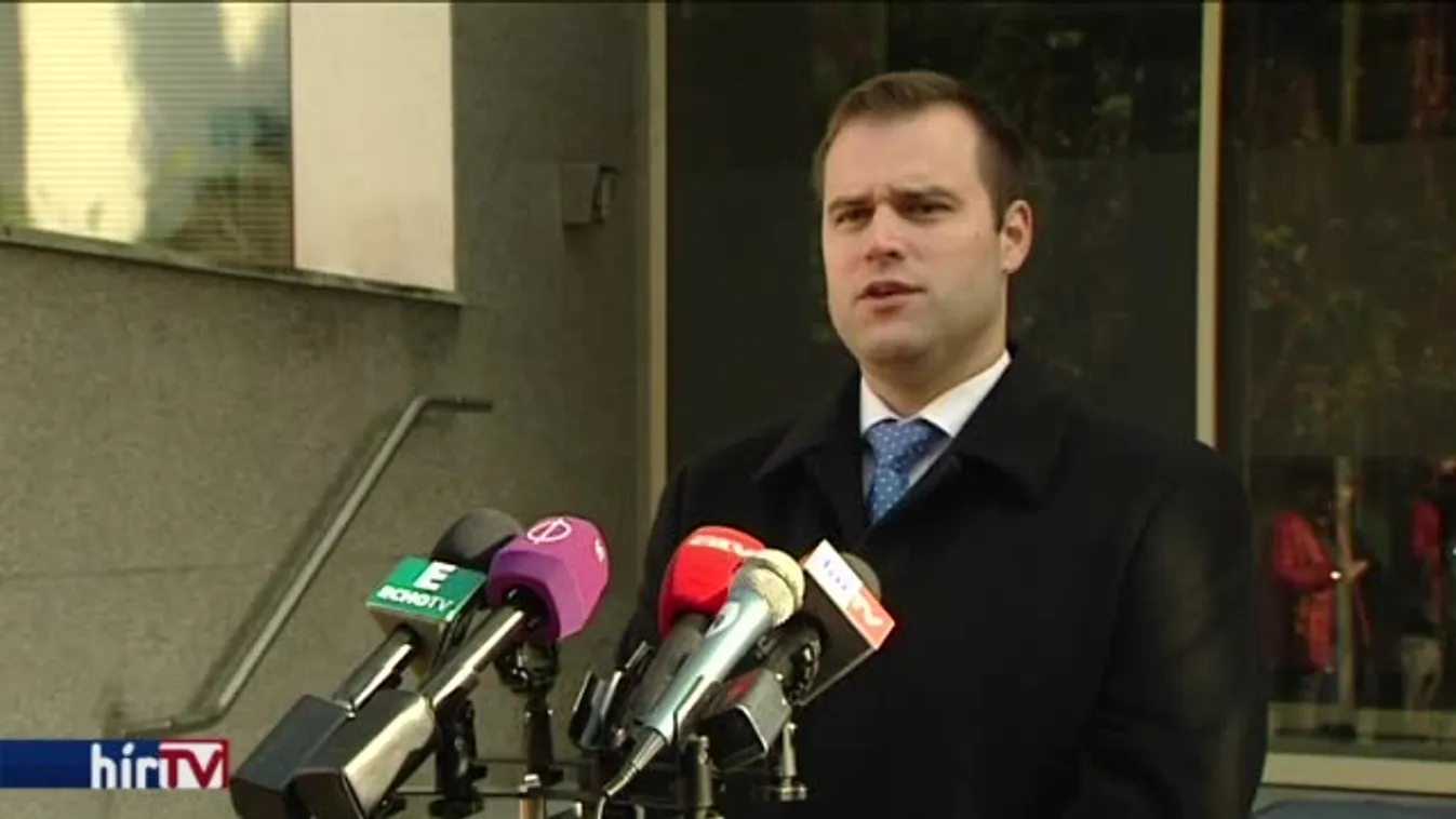 Utólagos normakontrollt kér az Ab-tól a Jobbik a plakáttörvény ügyében