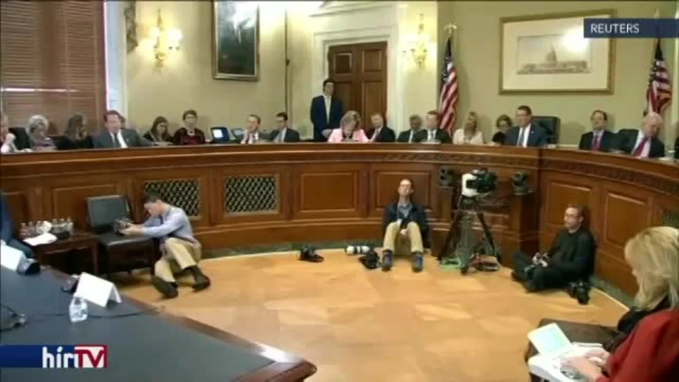 Párttársai sem bíznak Moore ártatlanságában