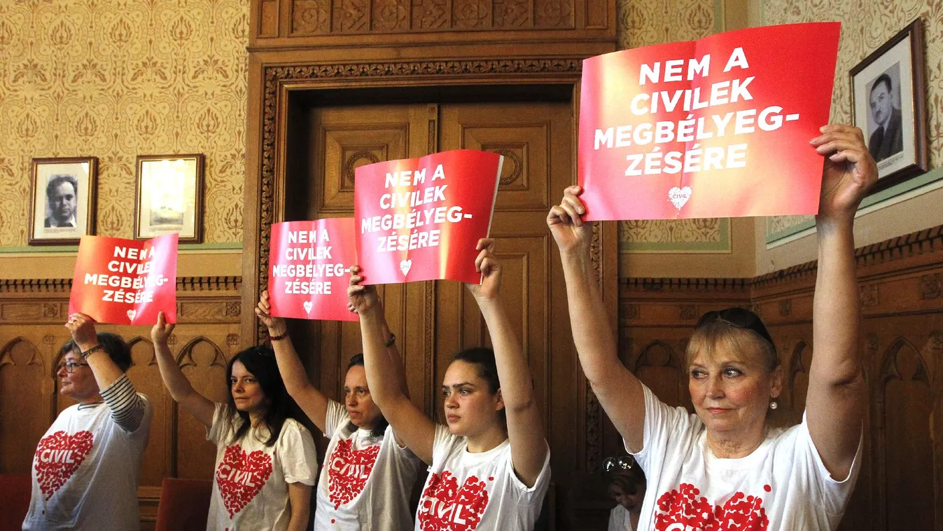 A kormány szerint semmi gond nincs a civiltörvénnyel