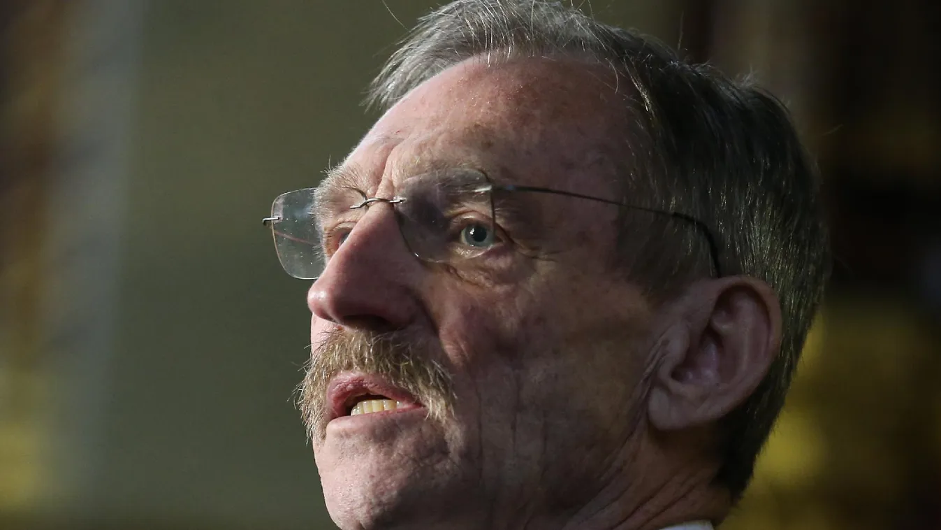 Pintér Sándor érdemi válasz helyett internetes linket küldött