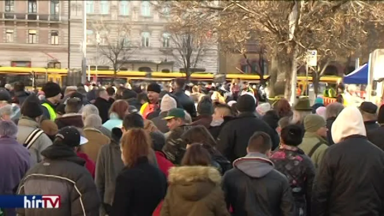 Ételosztás a Blaha Lujza téren