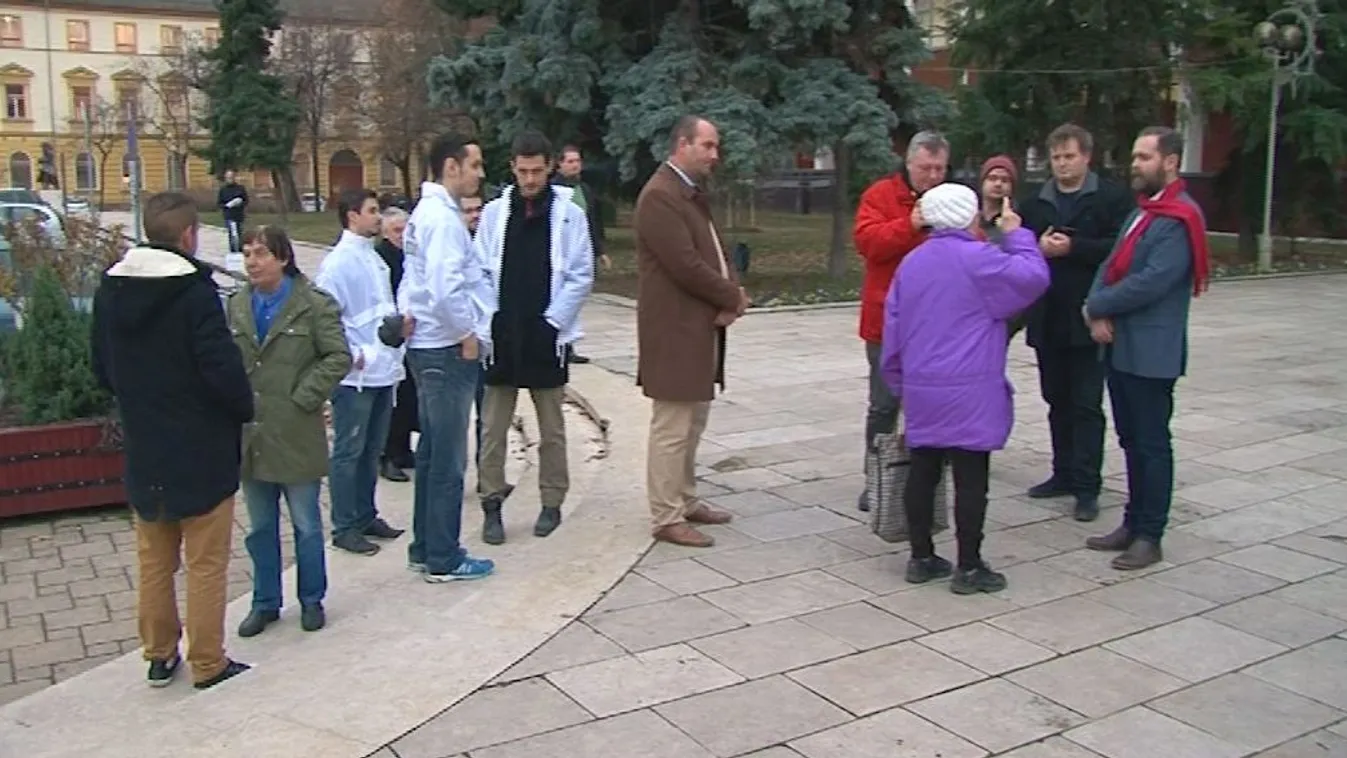 Tüntettek a kukaholding késése miatt