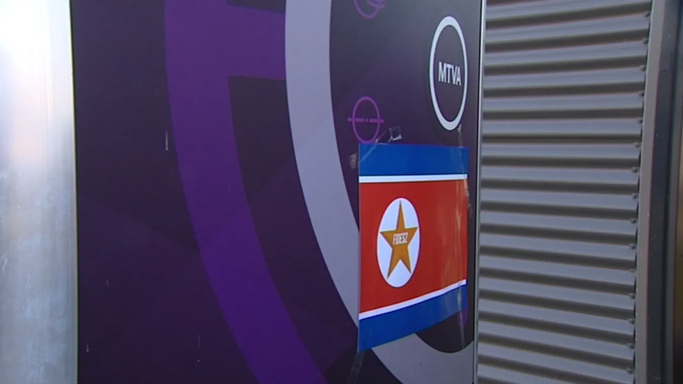Fidesz-csillaggal tarkított észak-koreai zászló az MTVA székházán