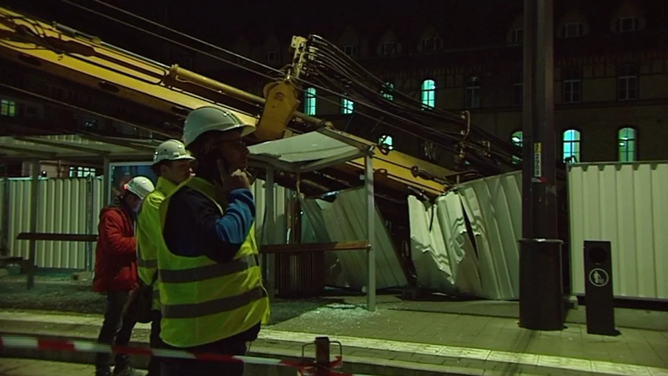 Daru dőlt egy villamosmegállóra a Margit hídnál