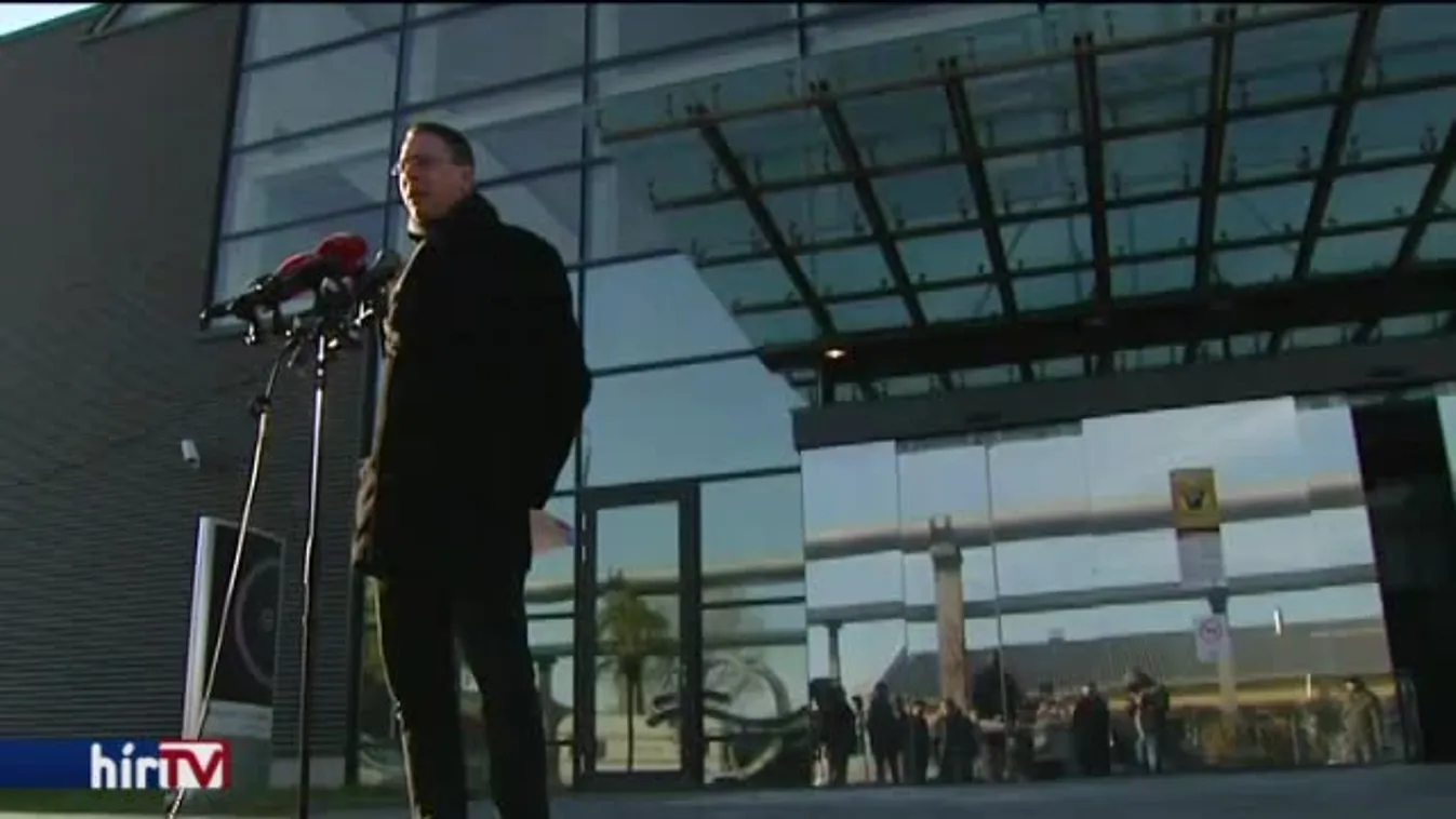 Narancs Fidesz-csillaggal tarkított észak-koreai zászló az MTVA székházán