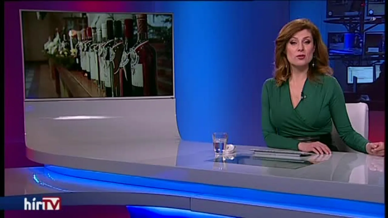 Ünnepi címke és nemzeti szalag is került a boros palackokra