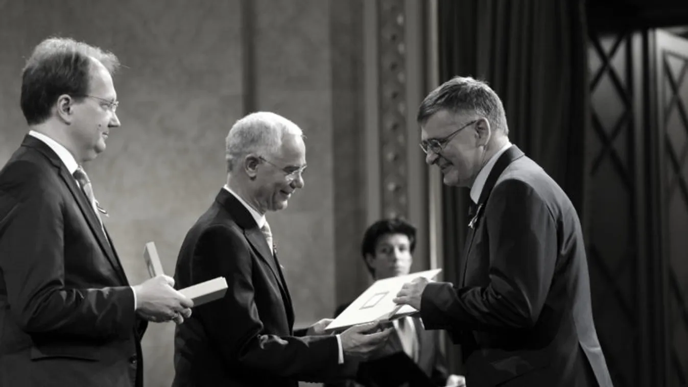 Elhunyt Csontos János író, költő