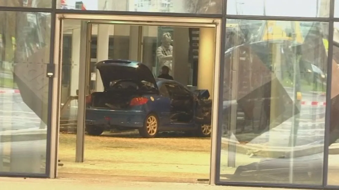 Gázpalackokkal teli autóval hajtott bele egy férfi az SPD székházába