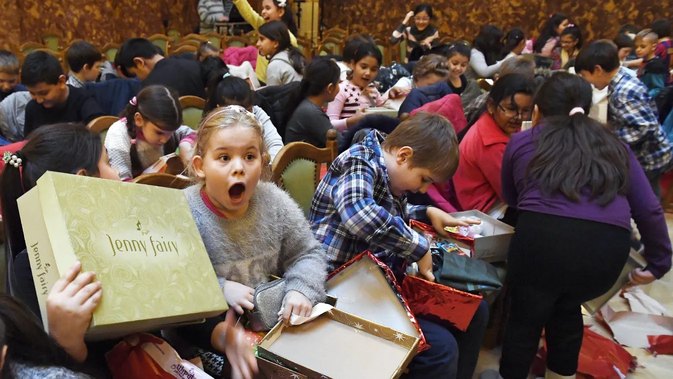 Százezreknek jutott cipősdoboz