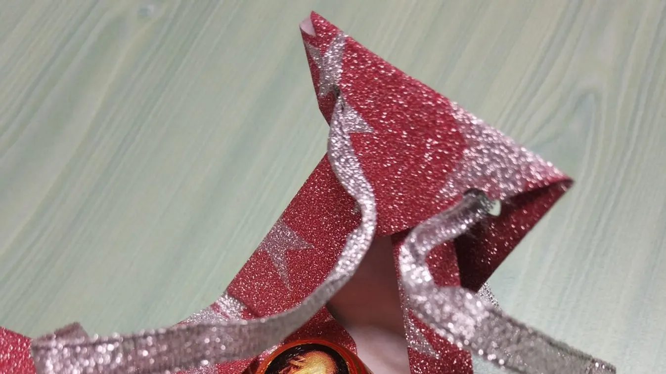 Boldog karácsonyt: egy, azaz egy darab csokigolyót kapott a teljes tantestület