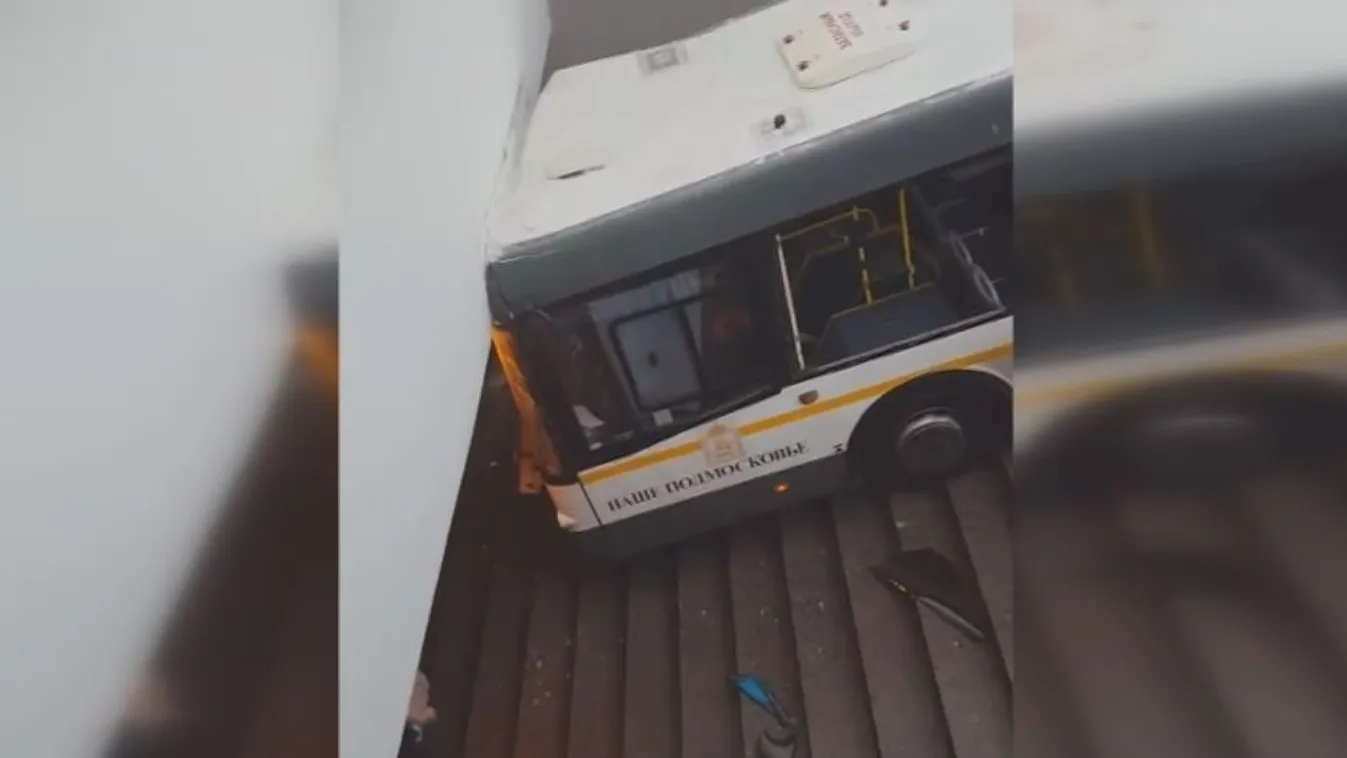Metróaluljáróba hajtott egy busz Moszkvában