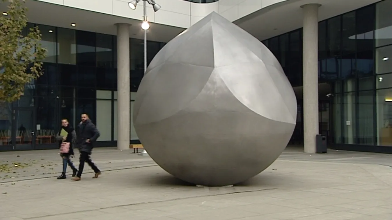 Hatalmas kültéri szobrot kapott a gömböc