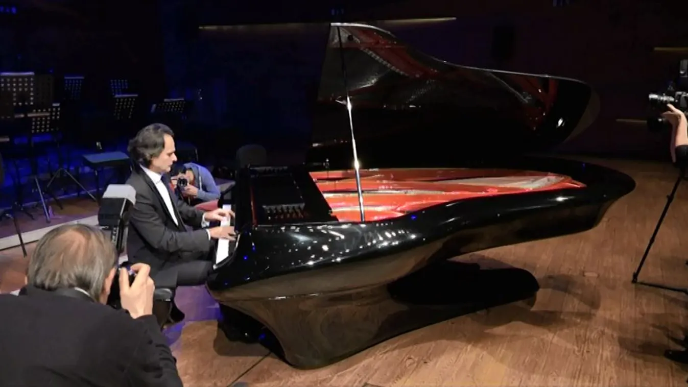 Megérkezett Pécsre a magyar csodazongora