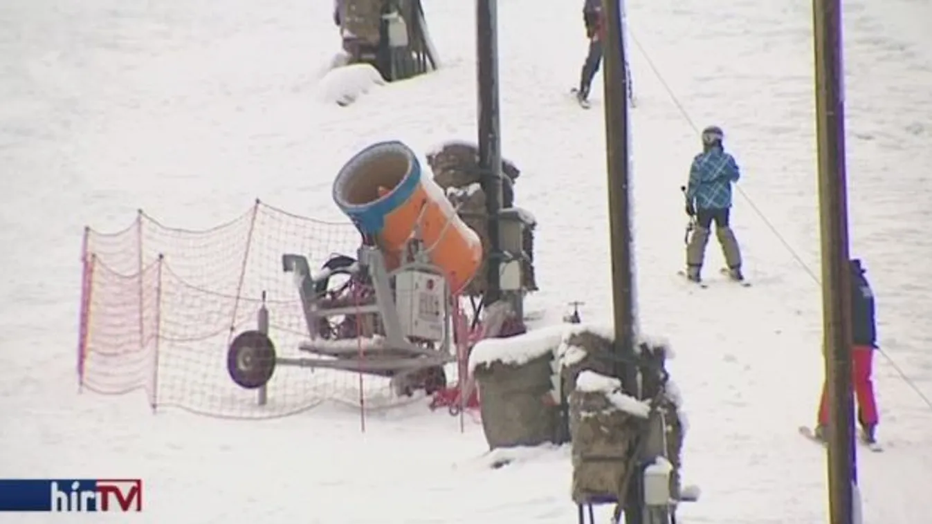 Az enyhe idővel küzdenek a hazai sípályák