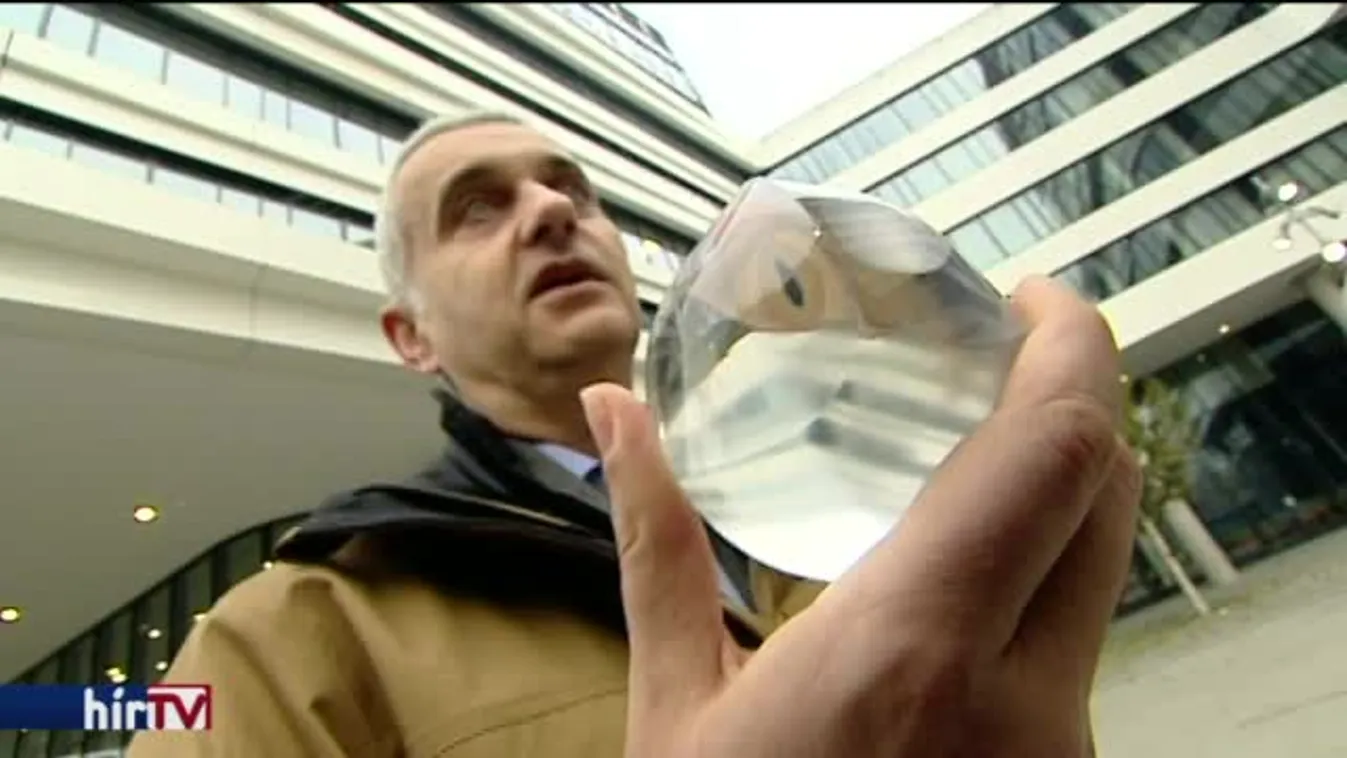 Hatalmas kültéri szobrot kapott a gömböc