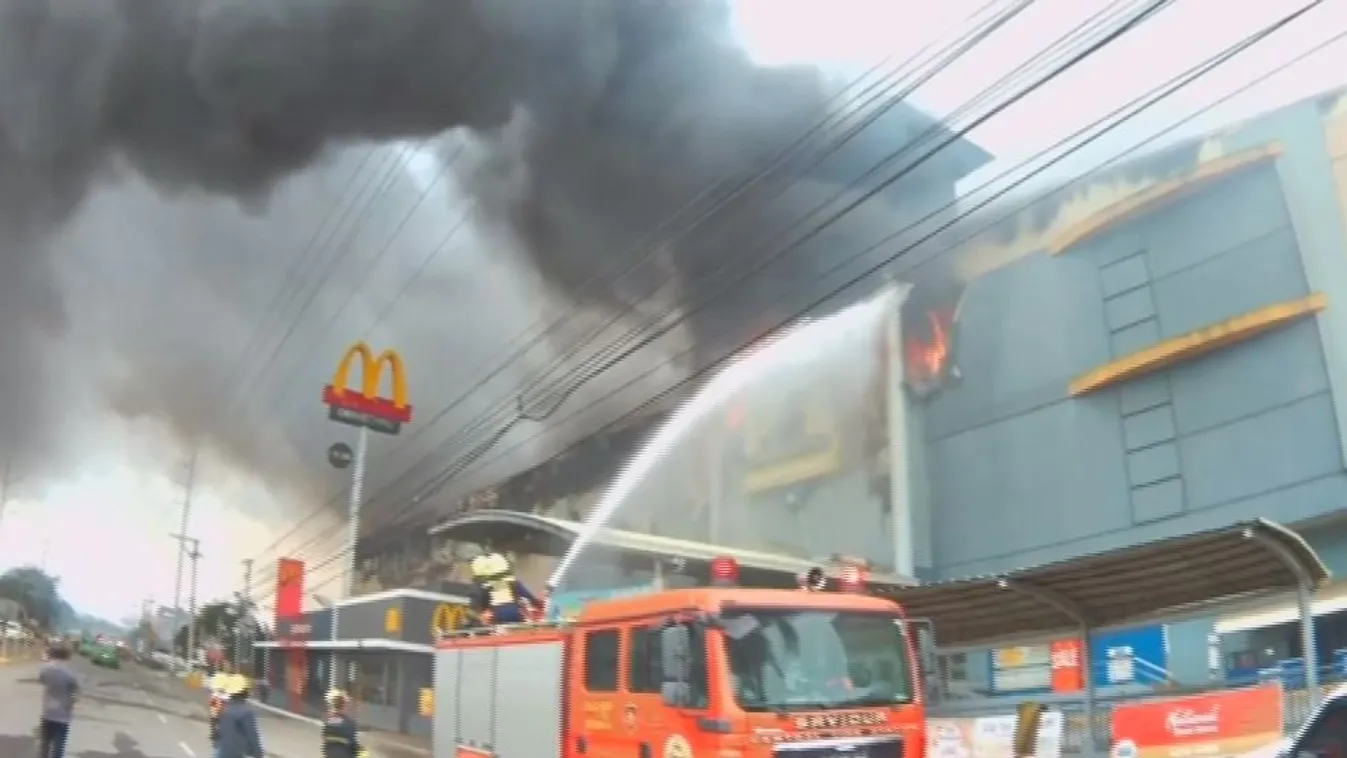 Rengetegen bennégtek a plázatűzben