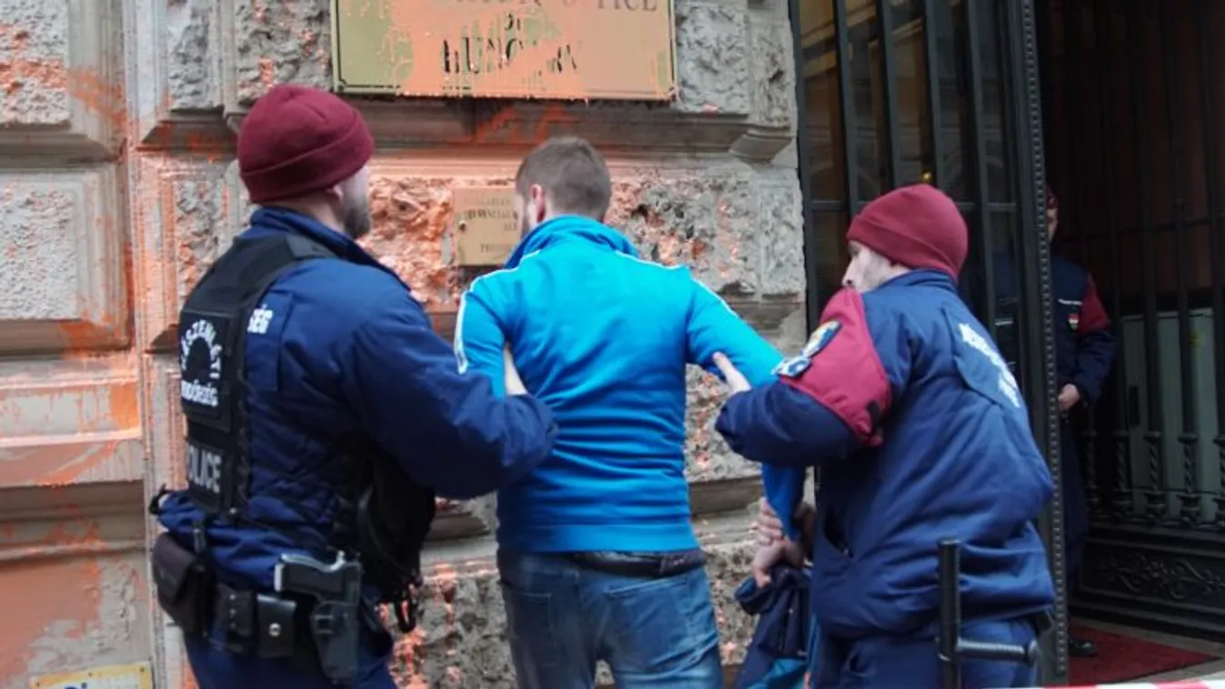 Narancssárgára festették az ÁSZ épületét Gulyás Mártonék