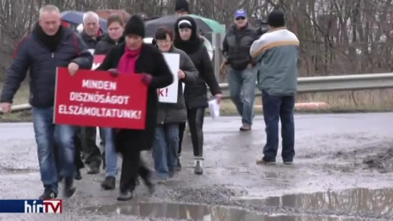 A Kósa család sertéstelepe előtt tiltakozott az MSZP Mátészalkán