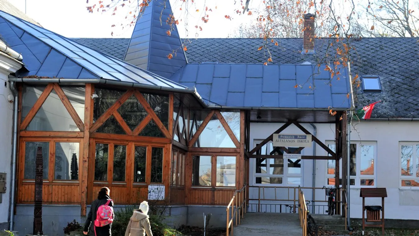 Fejbe verte, majd szekrénynek lökte a diákot az igazgató