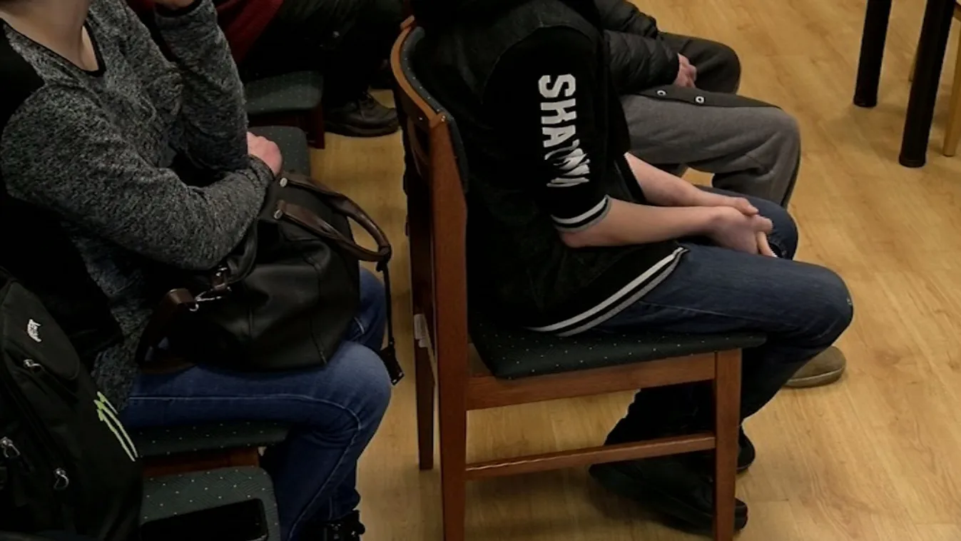 Bíróság előtt a diáktársuk kulacsába pengét rejtő kamaszok